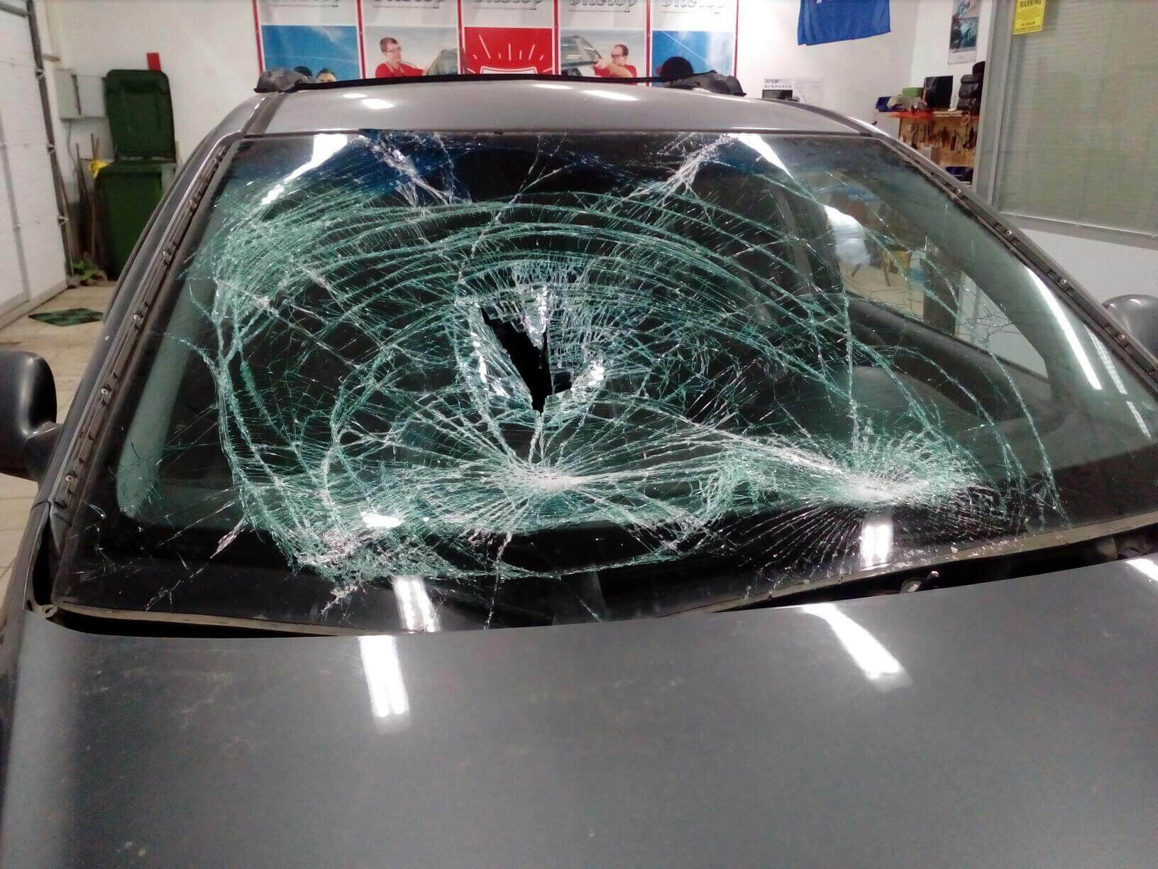 Фото разбитого автостекла