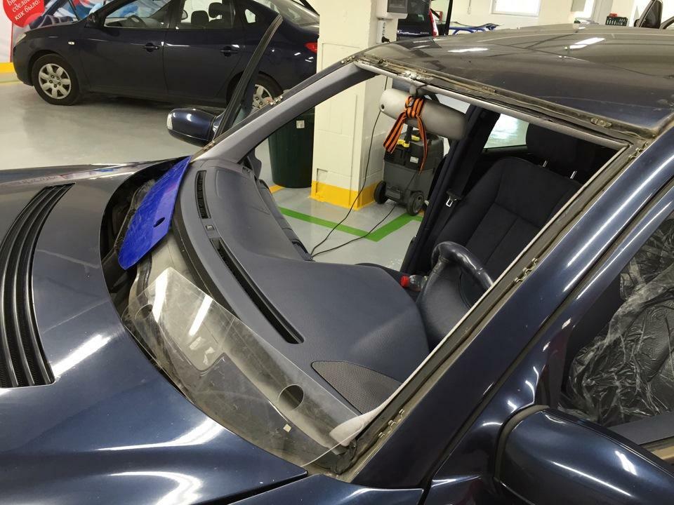 Фото авто в процессе замены лобового стекла