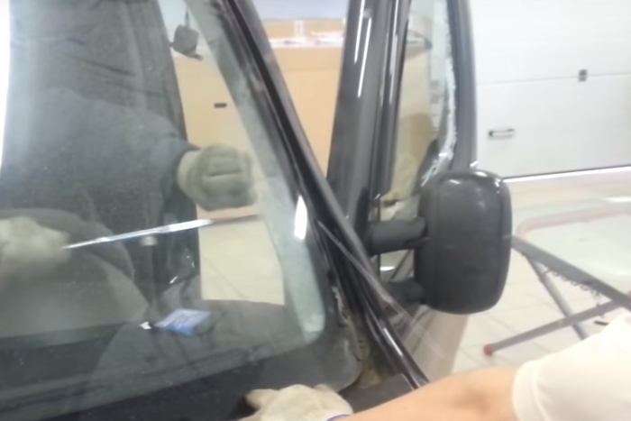 Фото процесса демонтажа автостекла