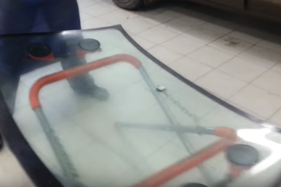 Фотография автостекла, подготовленного к установке