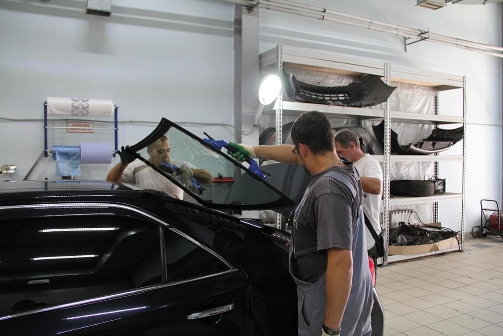 фото установка нового заднего стекла на авто