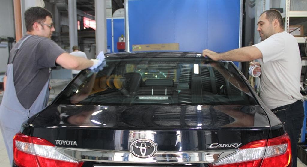 фото замена заднего стекла автомобиля в омске