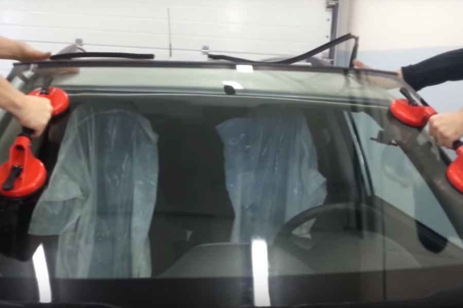 Фото установки нового лобового стекла